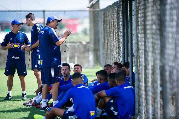 Antes de folga no Carnaval, Adilson prioriza conversa com jogadores do Cruzeiro; Moreno marca dois gols no treino 